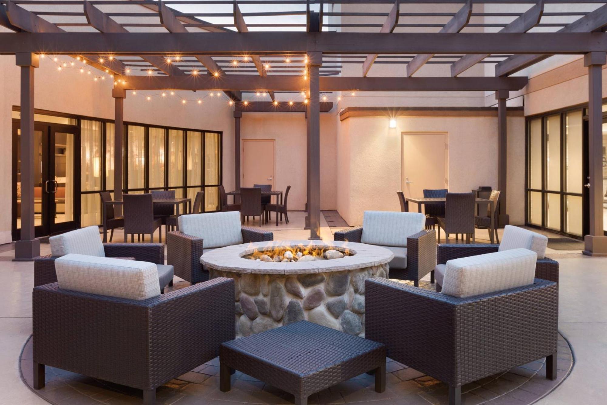 Courtyard Charlotte Airport North Hotel Exterior photo
